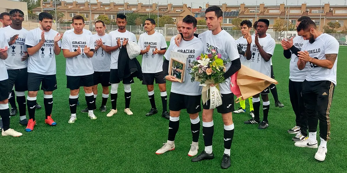 Aitor y Javi recibiendo un ramo de flores de parte de todos los integrantes del Equipo de Pe&ntilde;a La Teba