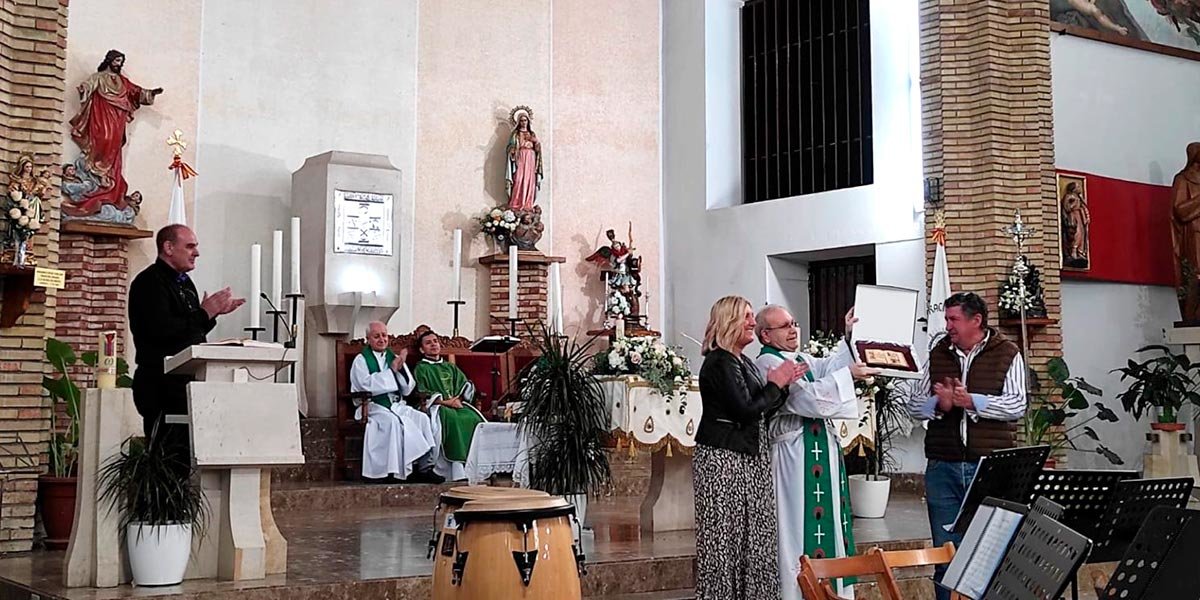 El Padre Fermín mostrando con orgullo el detalle que el Ayuntamiento de Cadreita ha tenido con él