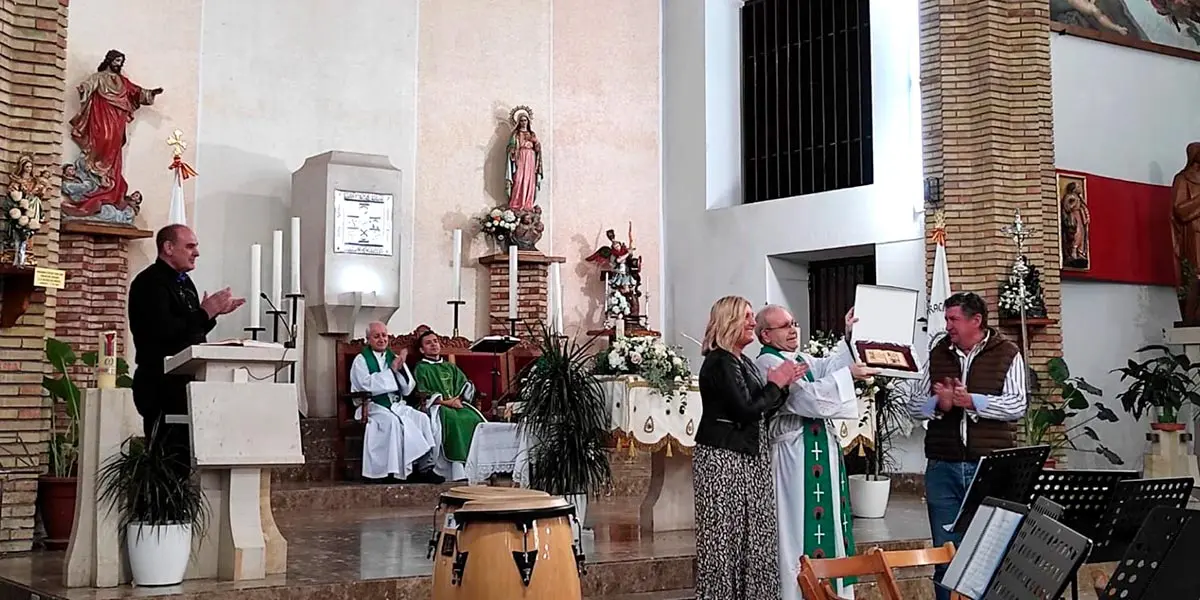 El Padre Ferm&iacute;n mostrando con orgullo el detalle que el Ayuntamiento de Cadreita ha tenido con &eacute;l