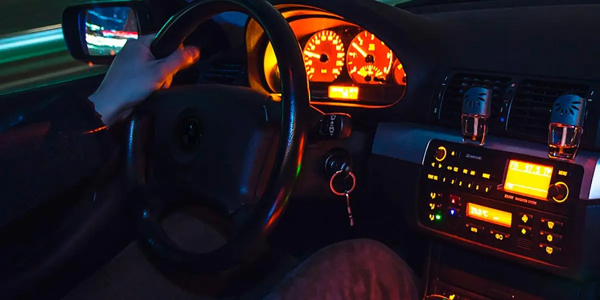 conductor noche velocidad coche