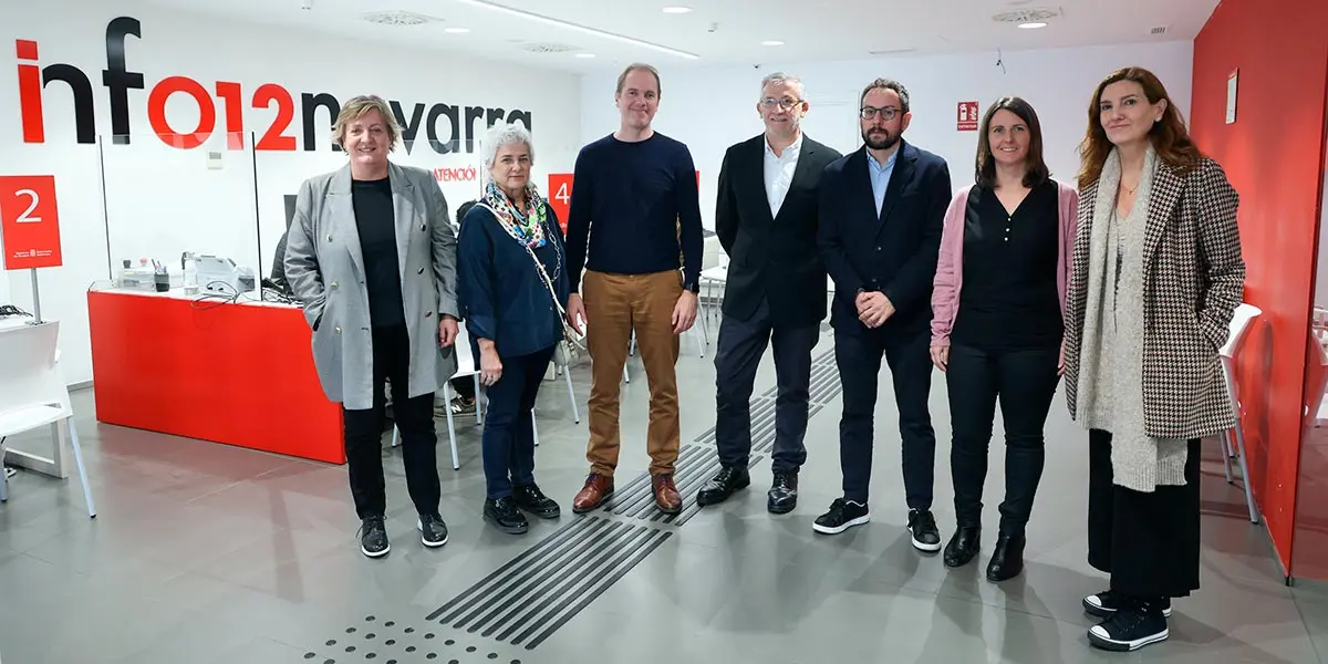 Toya Bernad, Itziar Ayerdi, I&ntilde;aki Pinillos, el vicepresidente Taberna, Joseba Asian, Leticia Gurpegui y Carmen Vall&eacute;s, en su visita a la Oficina de Atenci&oacute;n Ciudadana de Tudela