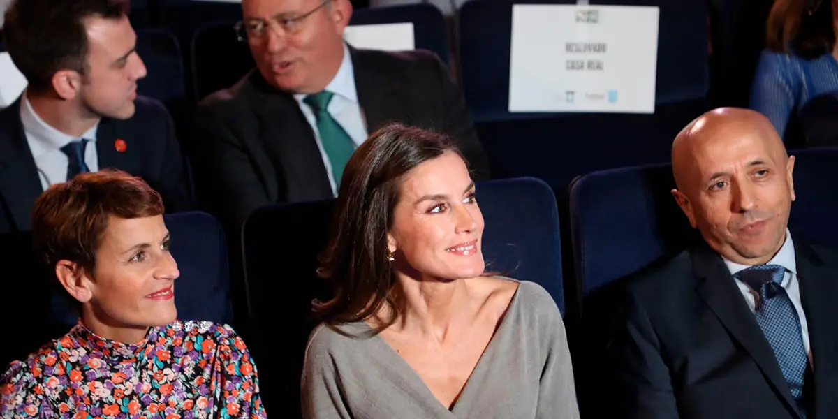 La Presidenta Chivite junto a la Reina Letizia y el director del festival Luis Alegre en el interior del Cine Moncayo de la localidad