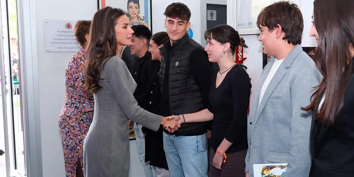 La Reina Letizia saluda a alumnado de la Ribera