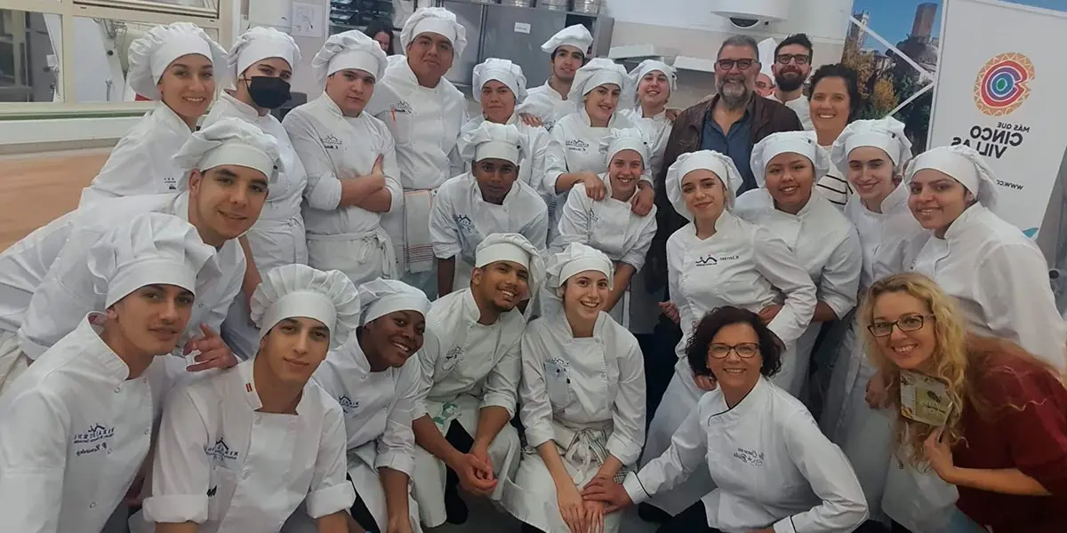 Los alumnos y alumnas de la Escuela de Hosteler&iacute;a pueden descubrir en cuatro formaciones las bondades del producto cincovill&eacute;s 4