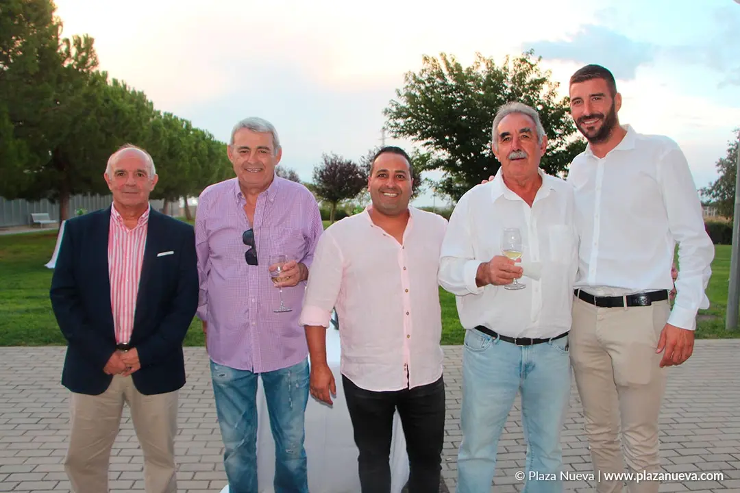 Tom&aacute;s Aguado, Juan Manuel Fern&aacute;ndez, Victor Hugo Sim&oacute;n, Sixto Mart&iacute;nez y Rub&eacute;n Fern&aacute;ndez (Fontaner&iacute;a Sin Obras)
