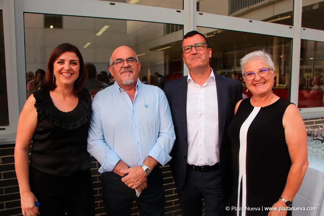 Rosa Jim&eacute;nez (Transformados Ruiz), Macario Jarauta (alcalde de Murchante), Miguel &Aacute;ngel Garc&iacute;a (Caixa) e Isabel Jim&eacute;nez (Transformados Ruiz)