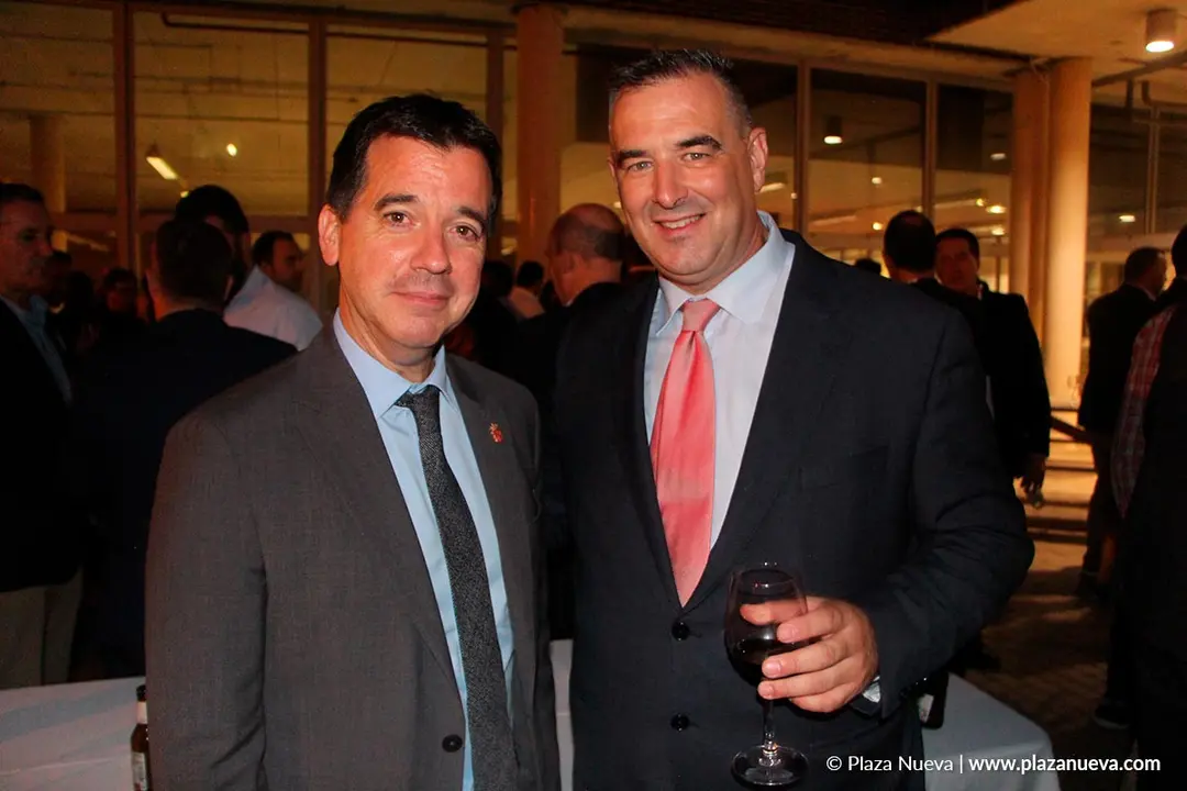 Mikel Irujo (Consejero de Industria, Transici&oacute;n ecol&oacute;gica y digital empresarial del Gobierno de Navarra) y Rafael Loscos (Presidente de AER y CEO de Grupo Axium)