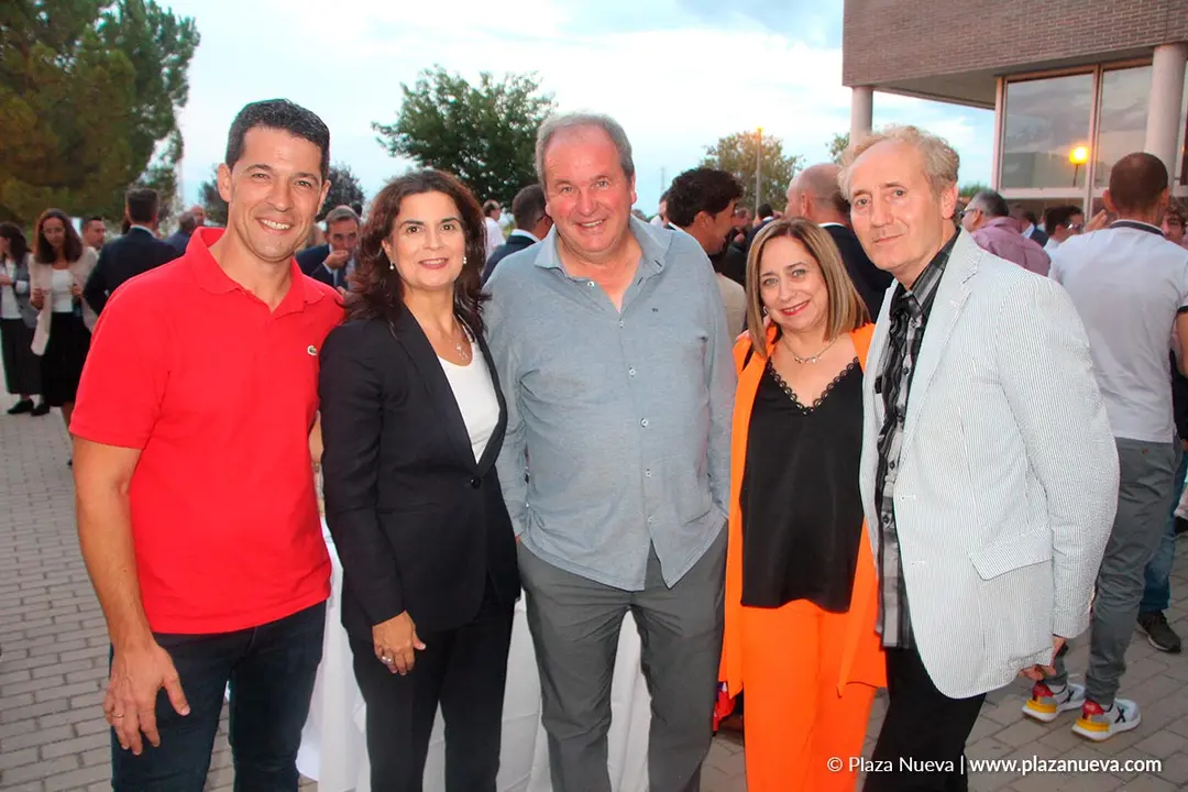 Enrique Villafranca (Alcalde de Bu&ntilde;uel), Maribel Garc&iacute;a Malo (Parlamentaria PP), Abilio Portoles (Abilio Portoles e hijos) y Teresa Arriazu (Carpinter&iacute;a Lecumberri Suberviola) y Jes&uacute;s Lecumberri (Carpinter&iacute;a Lecumberri Suberviola)