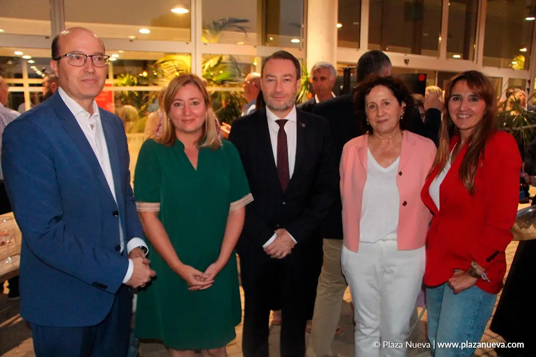 Carlos Fern&aacute;ndez (CEN), Miriam Mart&oacute;n (SNE), Ram&oacute;n Gonzalo Garc&iacute;a (Rector UPNA), Mar&iacute;a Carmen Maeztu y Vera Villafranca (Consejerer&iacute;a Derechos Sociales, Econom&iacute;a Social y Empleo)