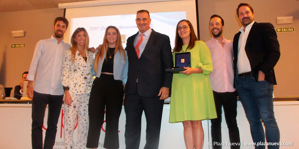 Rafa Loscos entrega premio a la familia Enhol