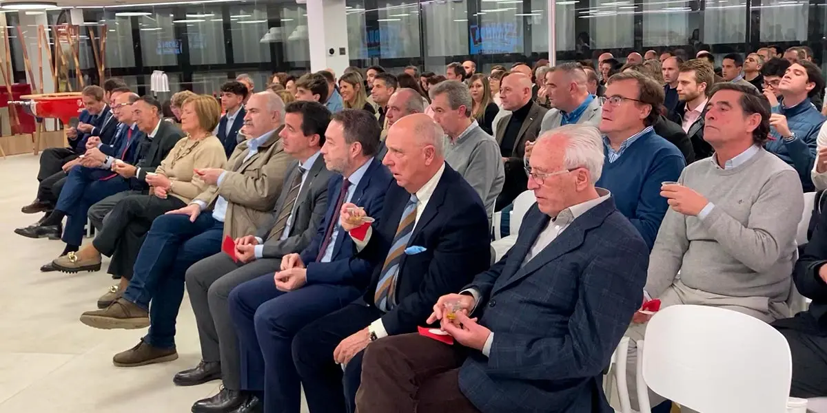 Los consejeros junto con otras autoridades catando el aceite