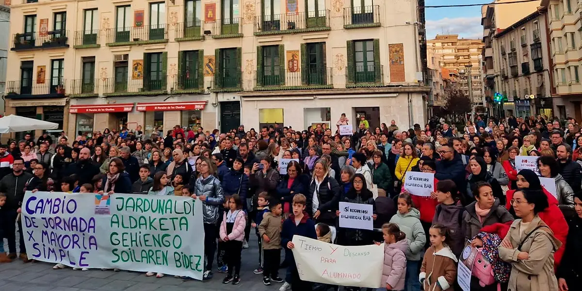 Manifestaci&oacute;n convocada ayer en Tudela por la plataforma &lsquo;Cambio de jornada escolar por mayor&iacute;a simple&rsquo;