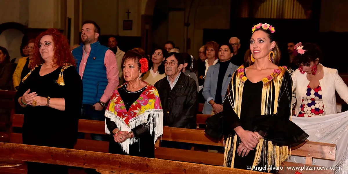 Bendici&oacute;n de la Hermandad Rociera Santa Ana de Tudela    En primer plano, las tres personas miembros de la junta de la hermandad