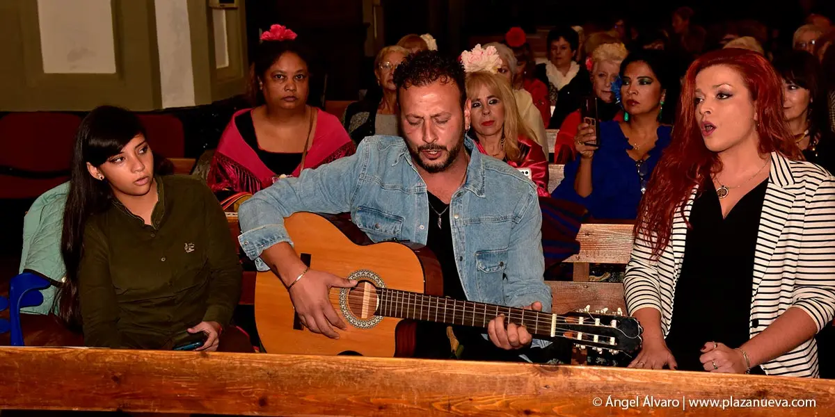 Bendici&oacute;n de la Hermandad Rociera Santa Ana de Tudela &Aacute;ngel acompa&ntilde;&oacute; con su guitarra el evento en la iglesia de San Jorge
