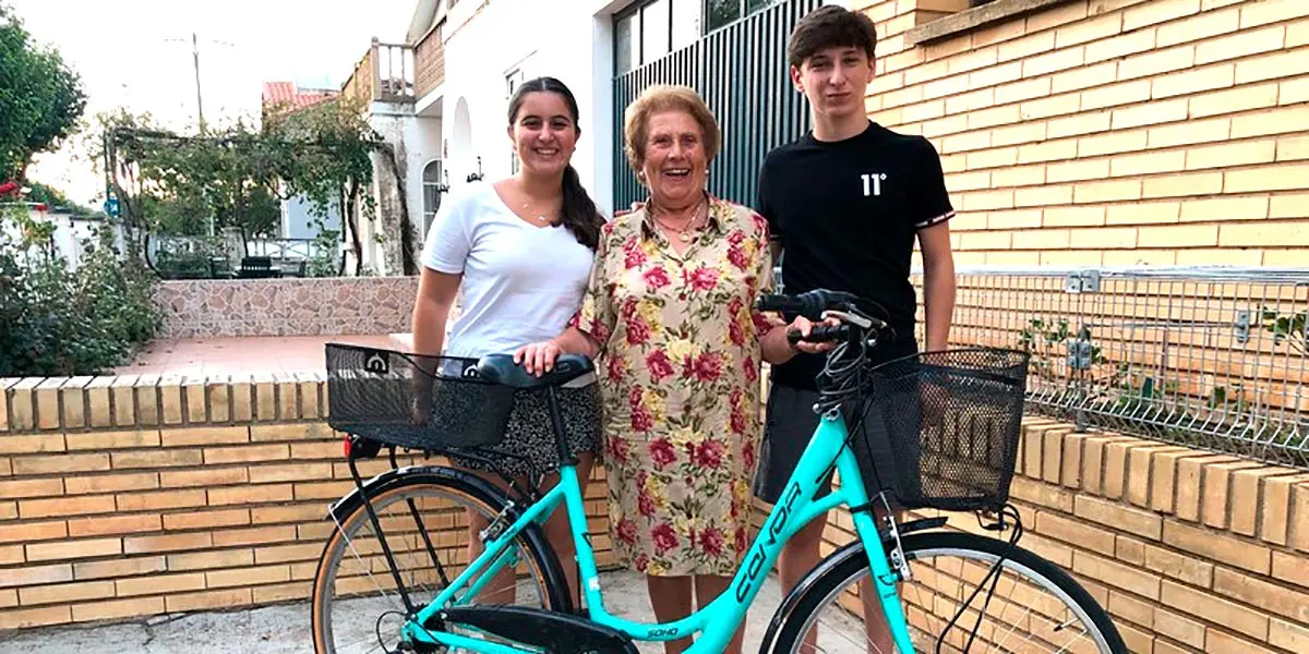 Lidia D&iacute;az Arellano junto a sus j&oacute;venes entrevistadores Paloma Fern&aacute;ndez y Gonzalo Ortega
