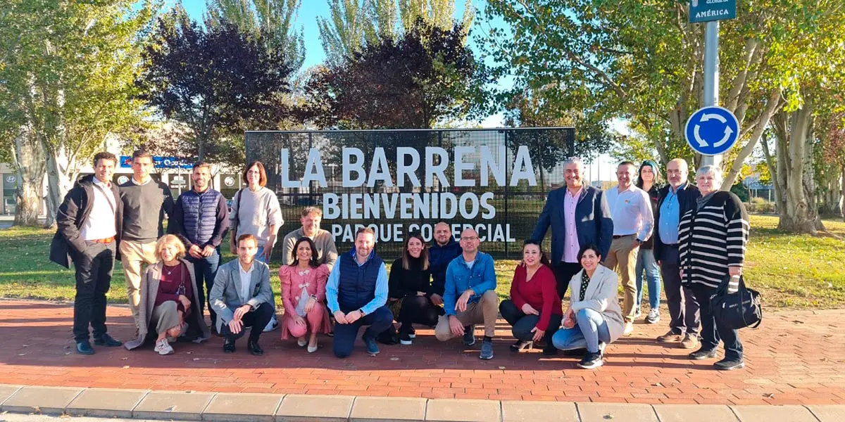 Con letreros como este se pretende impulsar el Parque Comercial La Barrena
