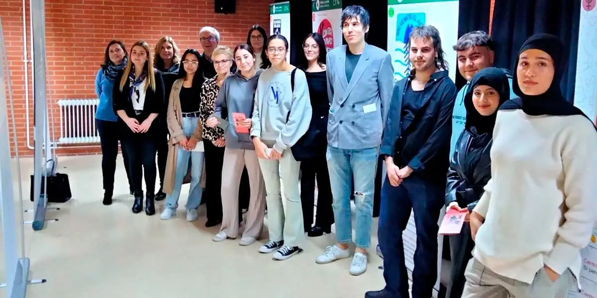 Responsables de Archivo de Navarra y del IES Valle del Ebro con el alumnado que ha participado en el proyecto
