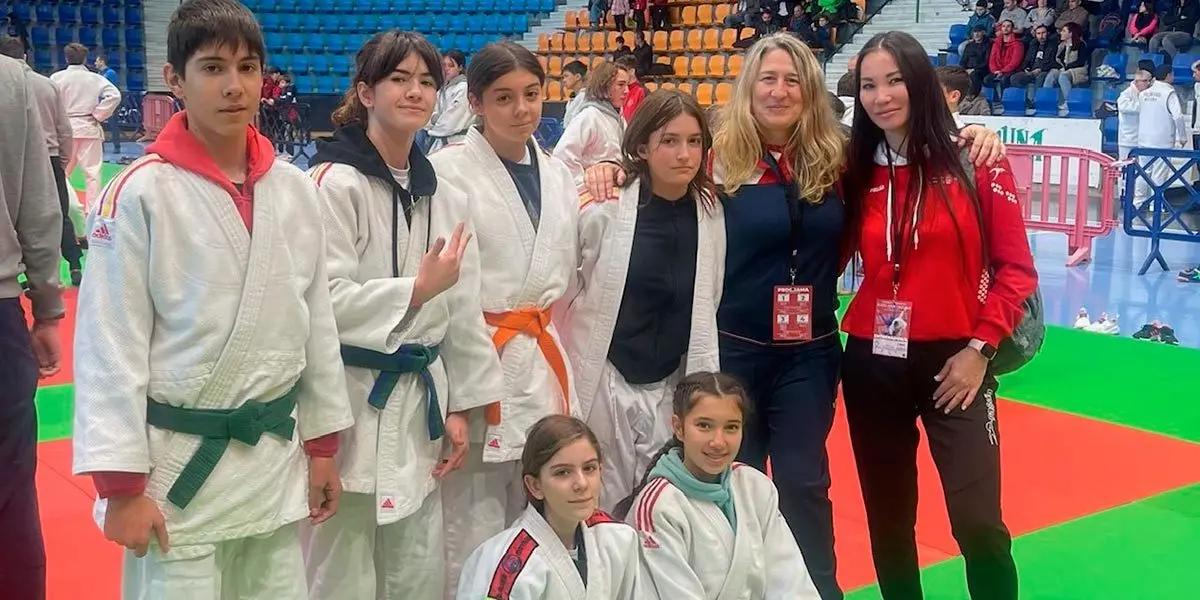 Pablo Muro, Leire Oruez&aacute;bal, Daniela Urru, Leire Cortijo, Maika Burgaleta y Mariya Kirbizhekova arriba, Vega Lizaso y Carolina P&eacute;rez abajo
