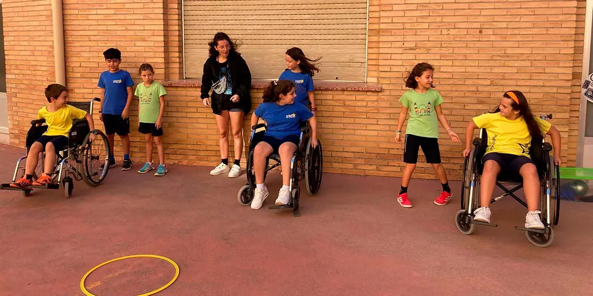 Alumnos del colegio La Salle El Pilar realizando un actividad sobre integraci&oacute;n de personas con capacidades diferentes
