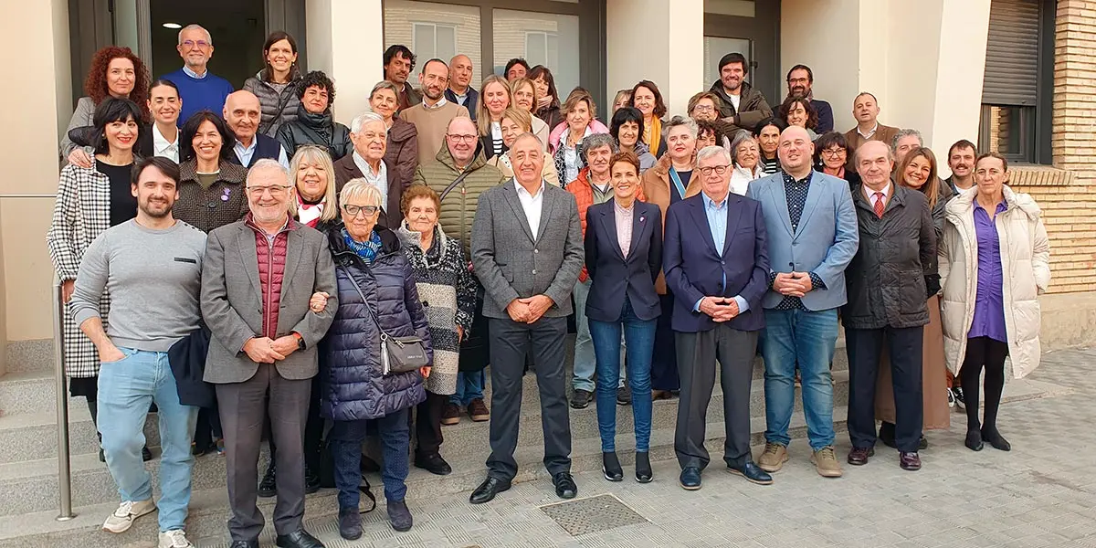 Foto de grupo con los responsables y personal del centro