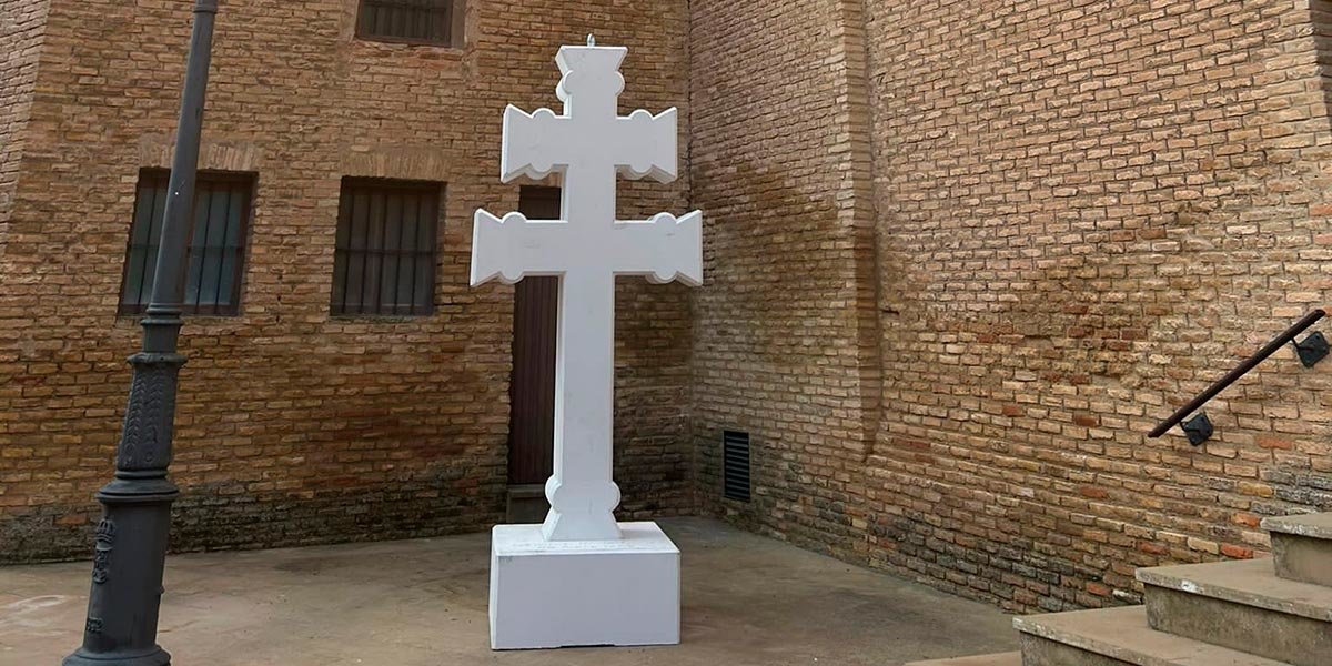 La Cruz de Caravaca está ubicada entre la Parroquia de Santa Eufemia y el Palacio de Bobadilla