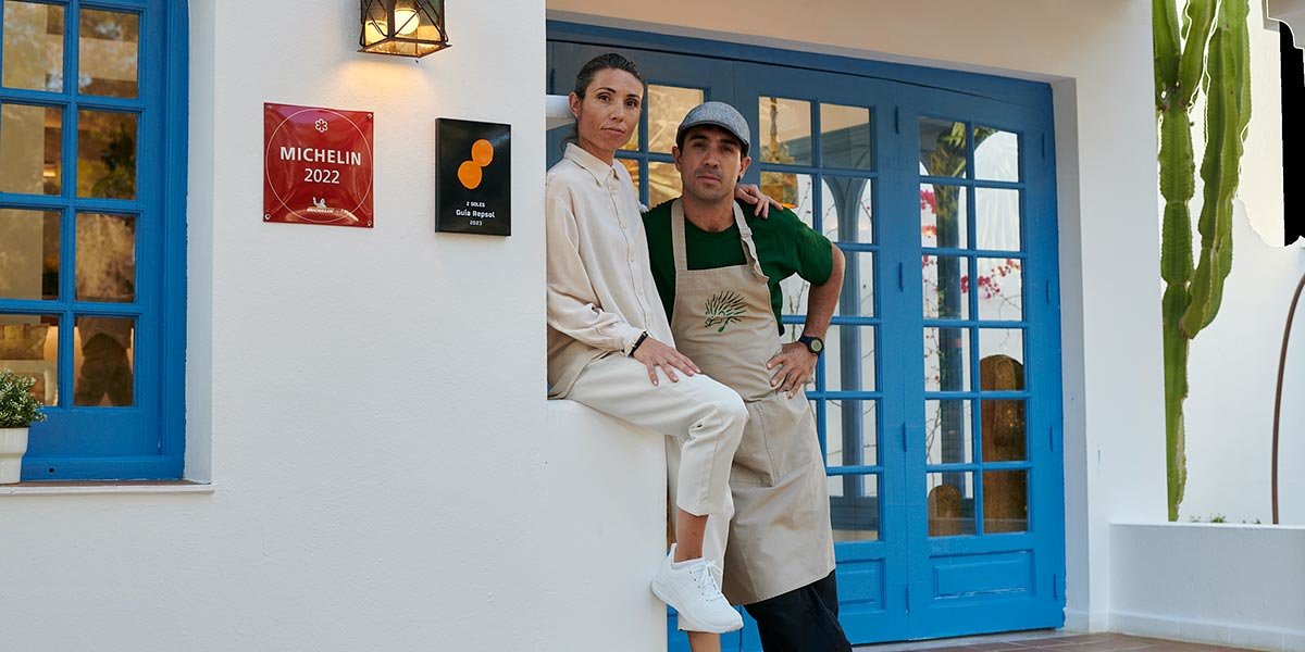 Elisa Hernández Alcalde y Álvaro Sanz en su restaurante Es Tragón de Ibiza