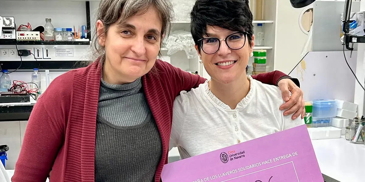 M&oacute;nica Lozano haciendo entrega de un cheque por valor de 3.800&euro; a CIMA