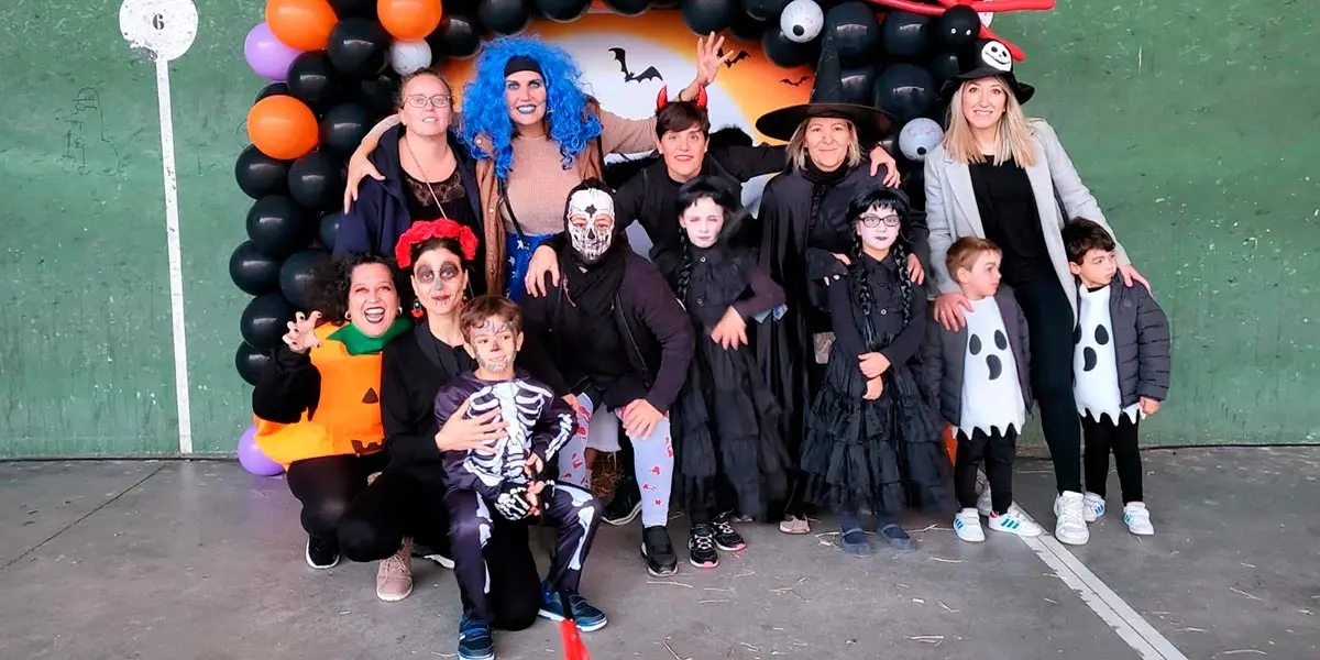 Raquel &Aacute;lvarez, Miriam Catal&aacute;n y Mar&iacute;a Fern&aacute;ndez en una actividad reciente de la APYMA Alhama de Cintru&eacute;nigo en Halloween