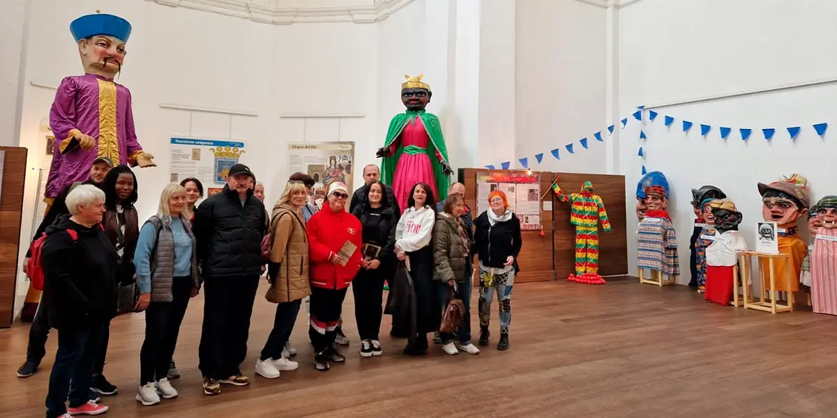 El montaje expositivo esta estructurado en &aacute;mbitos y tem&aacute;ticas