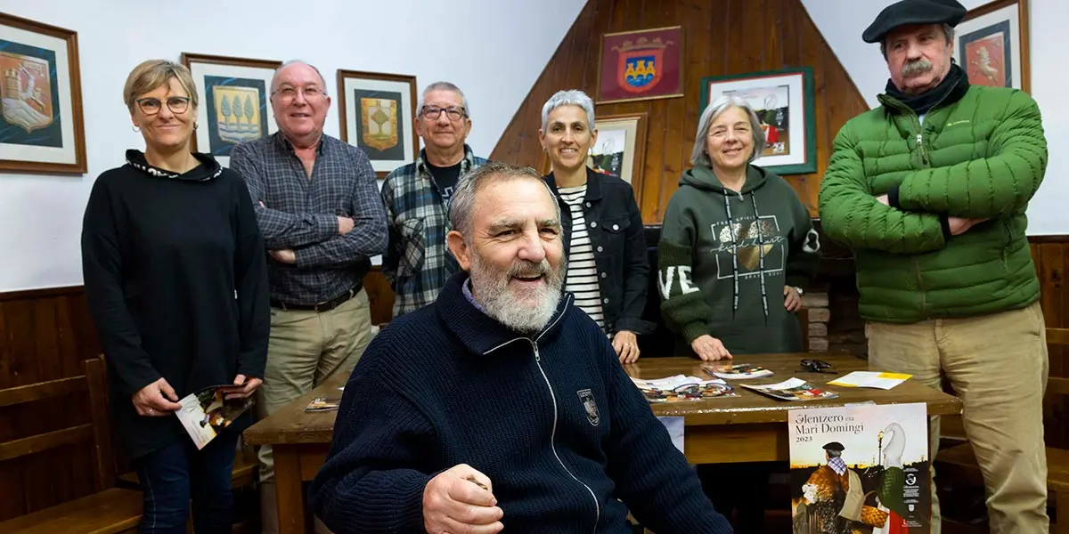 Daniel L&oacute;pez Moreno posa delante de los integrantes de la Asociaci&oacute;n de Amigos y Amigas del Olentzero. De izquierda a derecha: Sonia Ochoa, Fernando Mart&iacute;nez, Juan Carlos Goyeneche, Argi&ntilde;e Korta, Patrizia Lorente y Jos&eacute; M.&ordf; Blanzako