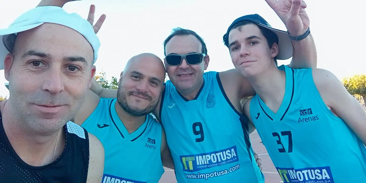 Adri&aacute;n Fern&aacute;ndez, Miguel Aguado y Jos&eacute; &Aacute;ngel Pardo con la camiseta de la SDR Arenas
