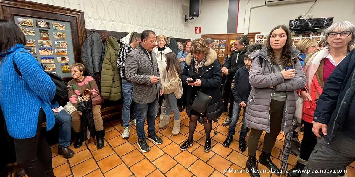 Numeroso p&uacute;blico asisti&oacute; al acto de entrega y al aperitivo posterior que ofreci&oacute; la pe&ntilde;a en sus instalaciones