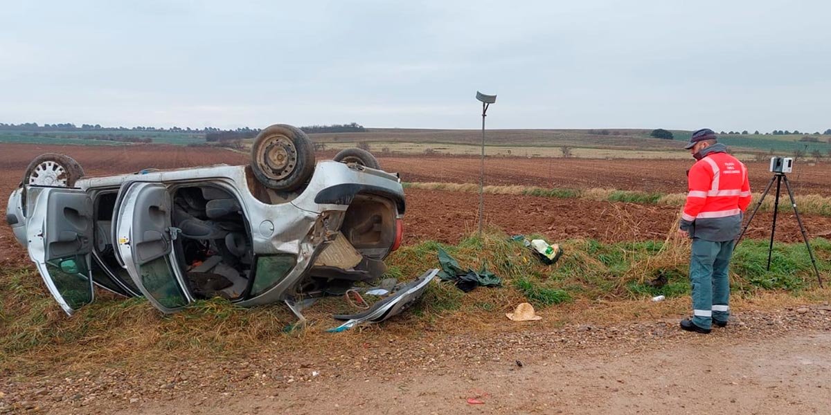 El vehículo volcado y destrozado en el Camino Peñalén, donde ha fallecido su conductor