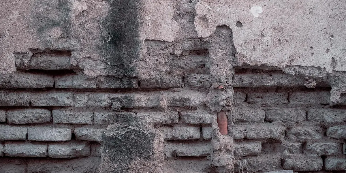 pared vieja ladrillos caer derrumbe