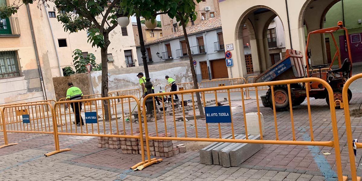 Operarios municipales realizando unas mejoras en la plaza Yehuda Ha Levi