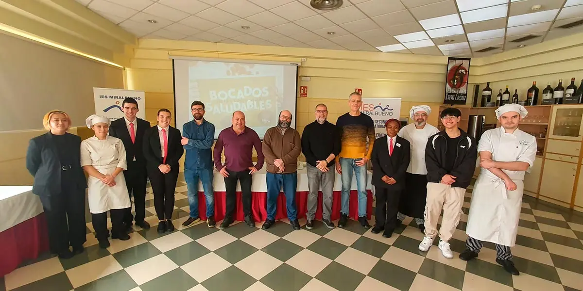 Los ganadores del concurso de tapas  dulces y saladas  y c&oacute;cteles del concurso que ha impulsado la Comarca de Cinco Villas en la Escuela de Hosteler&iacute;a de Miralbueno han posado con sus diplomas acreditativos