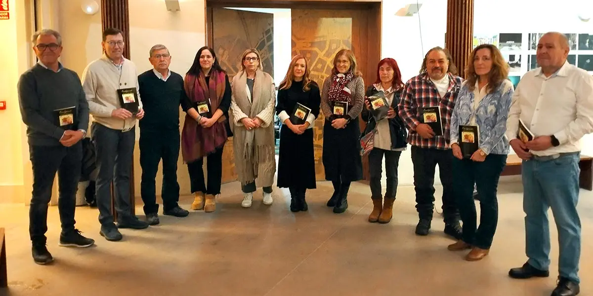 Tras la apertura de plicas y lectura de ganadores, tuvo lugar la presentaci&oacute;n del n&uacute;mero 68 de la Revista Traslapuente