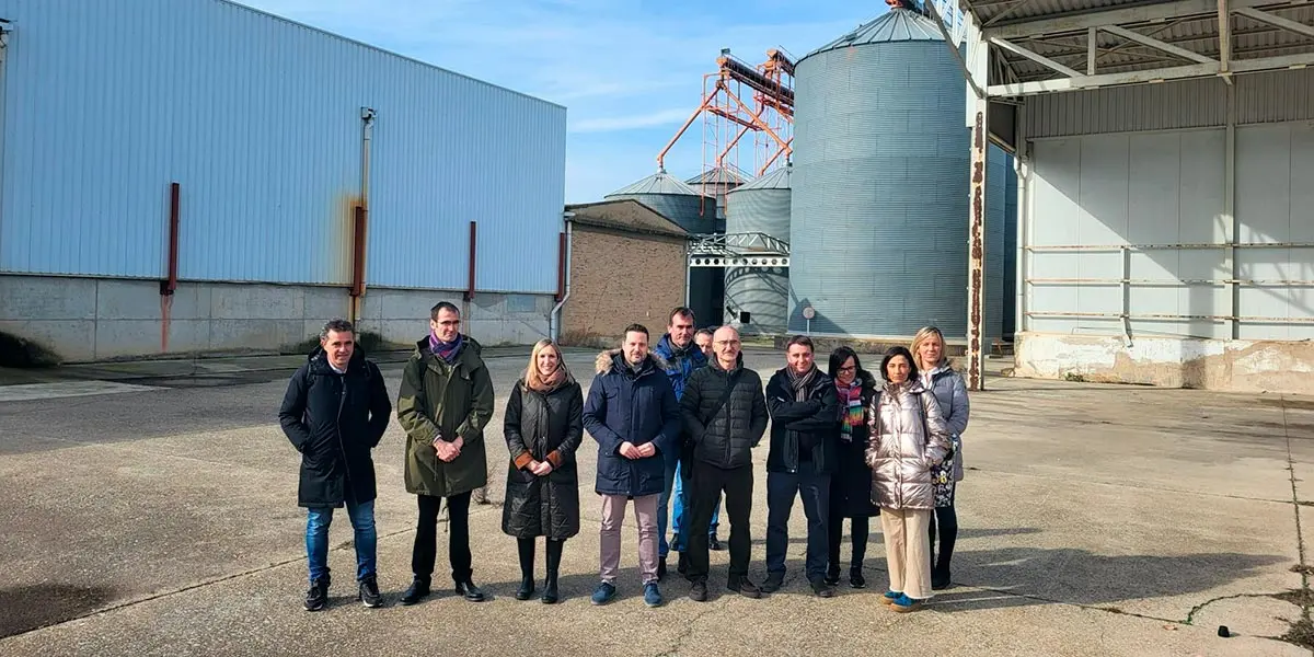 La consejera Fanlo, el vicerrector Larraza y el alcalde Toquero, junto a otros representantes de la UPNA, visitan los terrenos de la Cooperativa de Labradores de Tudela