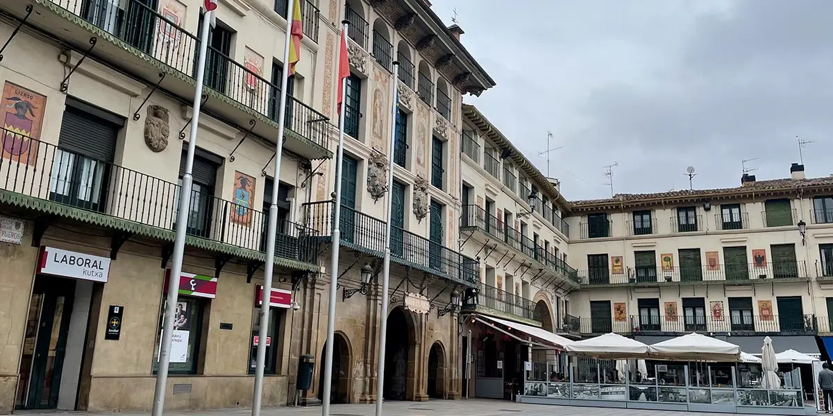M&aacute;stiles de las banderas de plaza de los Fueros