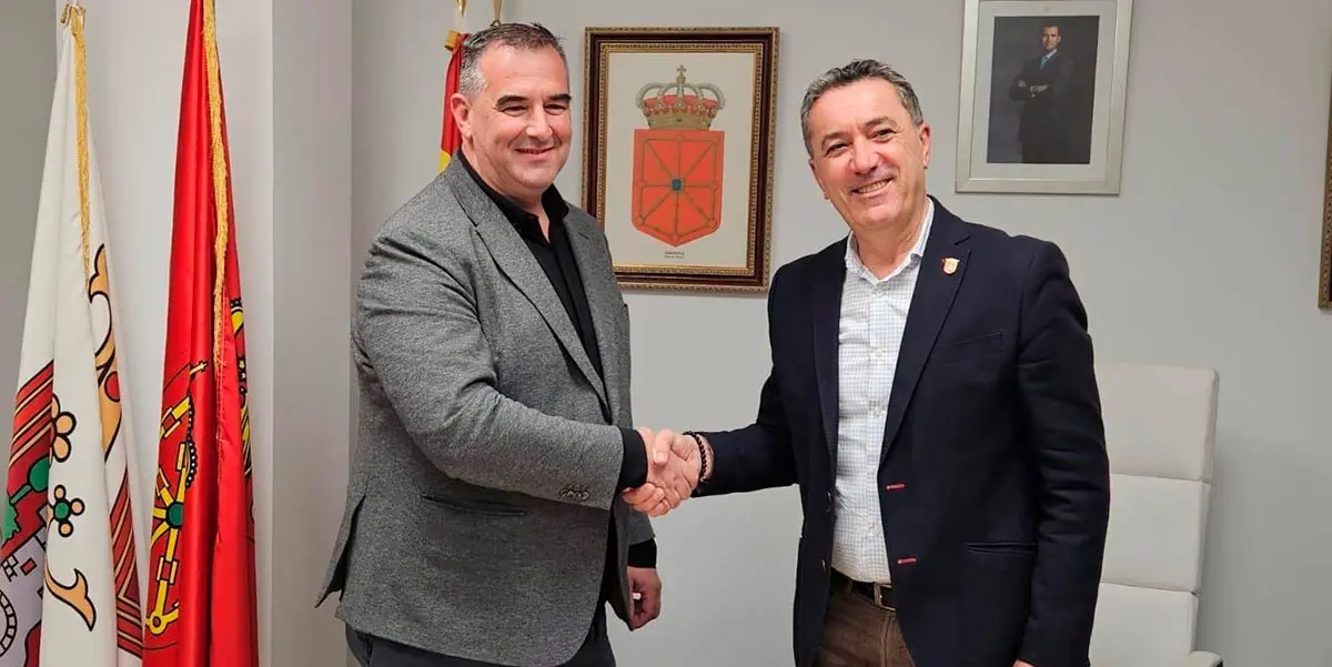 Rafael Loscos, presidente de AER y Jos&eacute; Luis Sanz, alcalde de Arguedas