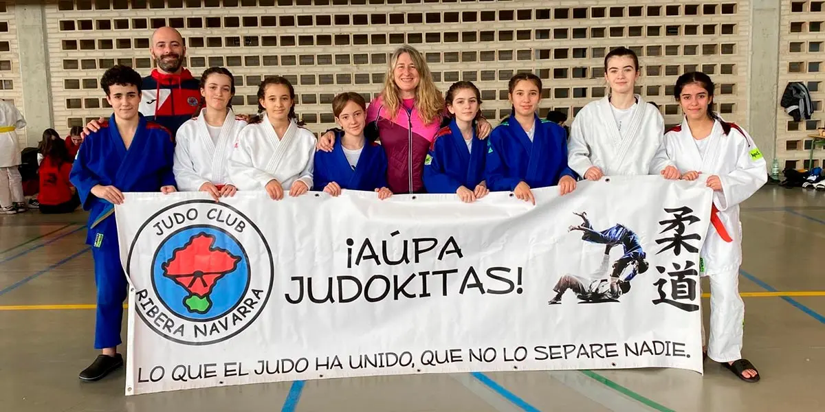 Equipo infantil con los delegados del Ribera Navarra, Alfredo Viela y Maika Burgaleta
