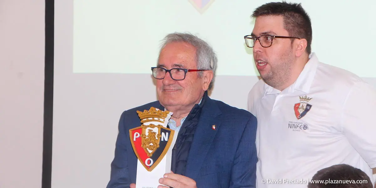 Entrega de premios Ninfeo Rojillo 5   Gonzalo Prado Luri, Vicepresidente, entrega premio de agradecimiento al club al presidente de Osasuna Luis Sabalza