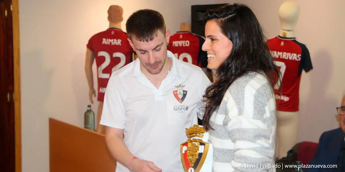 Entrega de premios Ninfeo Rojillo 6   El presidente de la pe&ntilde;a David Garc&iacute;a Madurga entrega el premio Jugadora Revelaci&oacute;n femenina temporada 2022 23 a Miriam Rivas