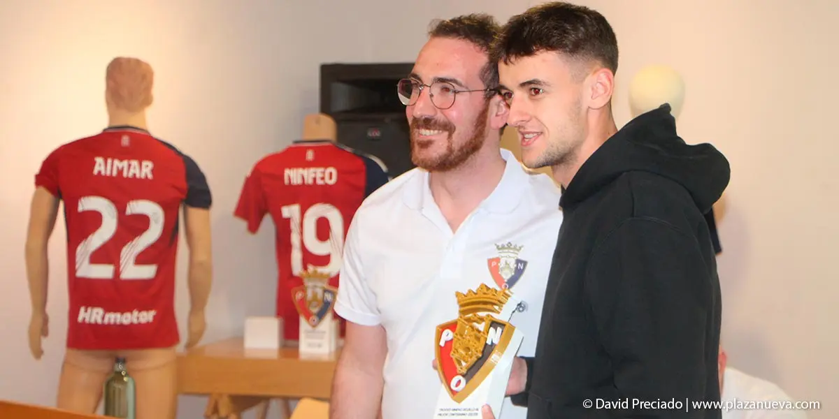 Entrega de premios Ninfeo Rojillo 7   Asier Traguany Rubio, vocal, entrega premio a canterano revelaci&oacute;n temporada 2022 23 a Aimar Oroz