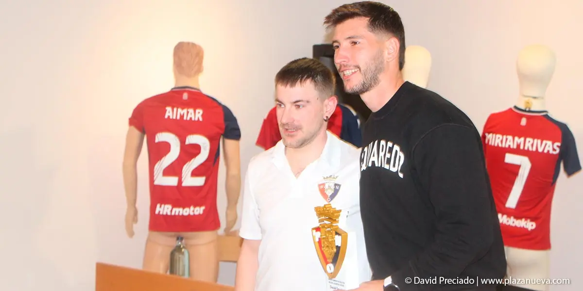 Entrega de premios Ninfeo Rojillo 8   El presidente de la pe&ntilde;a David Garc&iacute;a Madurga entrega el premio Jugador Revelaci&oacute;n temporada 2022 23 a David Garc&iacute;a
