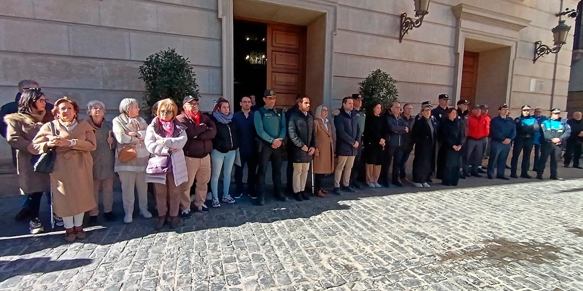 Concentración en el Ayuntamiento de Tudela por los guardias civiles fallecidos en Cádiz