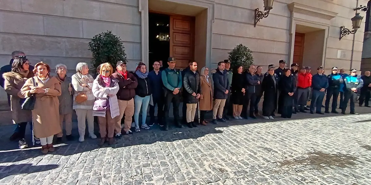 Concentraci&oacute;n en el Ayuntamiento de Tudela por los guardias civiles fallecidos en C&aacute;diz