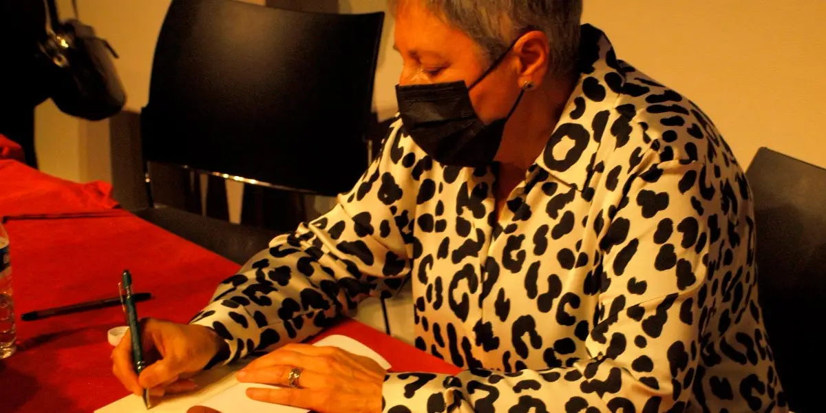 Mari Carmen Eza durante la firma de su relato