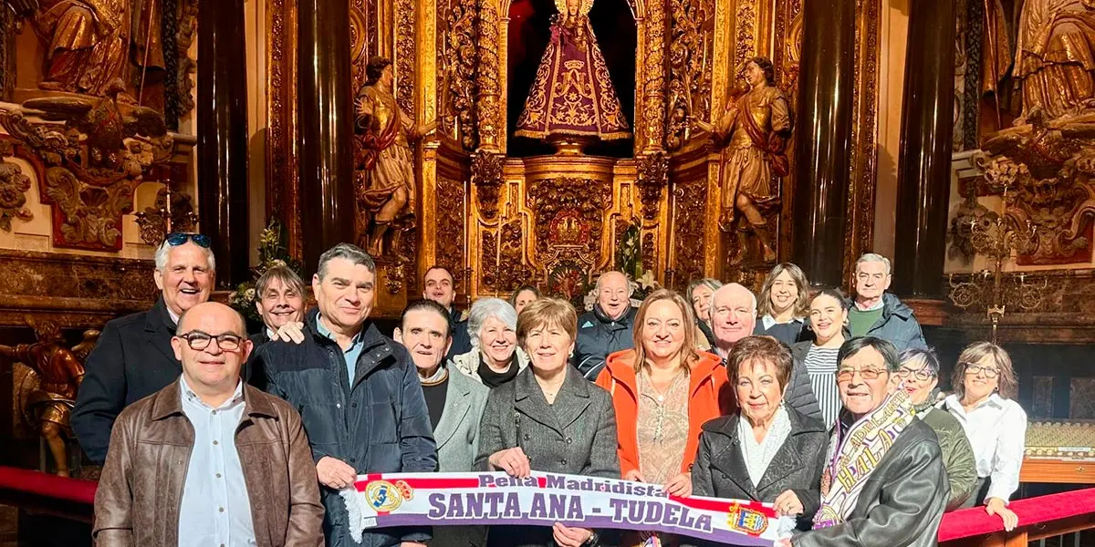 Integrantes de la Pe&ntilde;a Madridista Santa Ana de Tudela en la ofrenda a la patrona