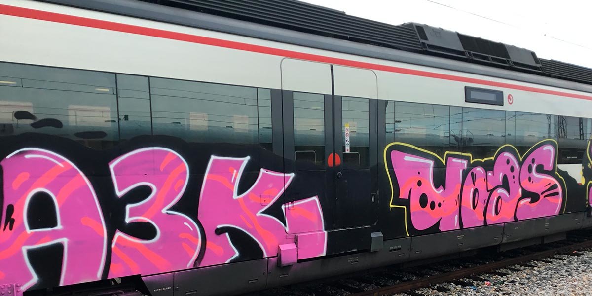 Los usuarios de los servicios de Renfe sufren directamente las consecuencias de los trenes vandalizados con pintadas
